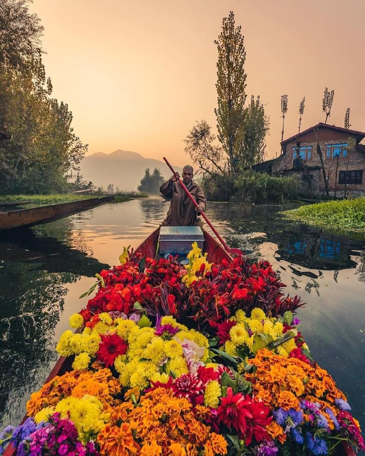 SRINAGAR 03 N + PAHALGAM 01 N + HOUSEBOAT 01 N TOUR PACKAGE