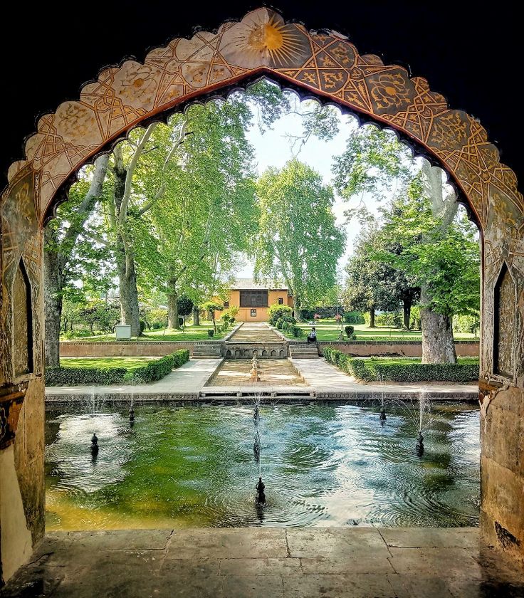 SRINAGAR 04 N + PAHALGAM 01 N + HOUSEBOAT 01 N TOUR PACKAGE