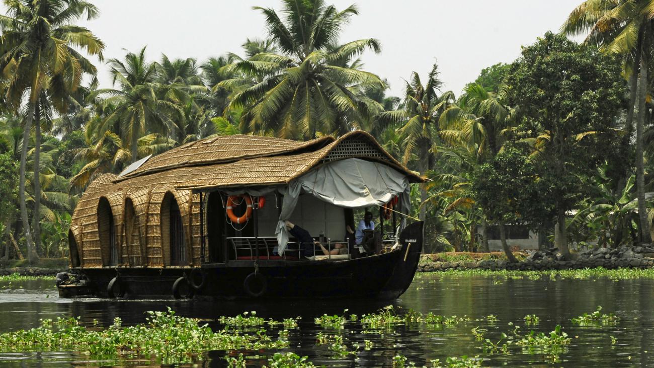 COCHIN 01N + MUNNAR 02N + THEKKADY 01N + HOUSEBOAT 01N TOUR PACKAGE